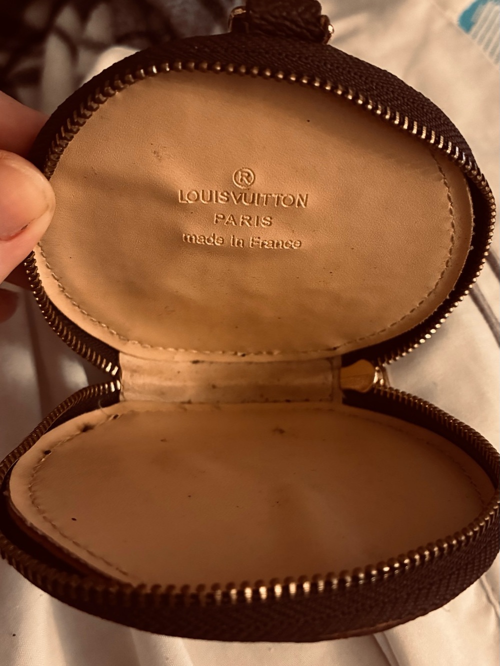 Louis Vuitton Beige Round Leather Coin Pouch with Zipper - Picture 4 of 8